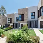 Luxury Townhouse Golden With Garden Views & Garage بيت للعطل