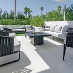Luxury Townhouse Golden With Garden Views & Garage بيت للعطل