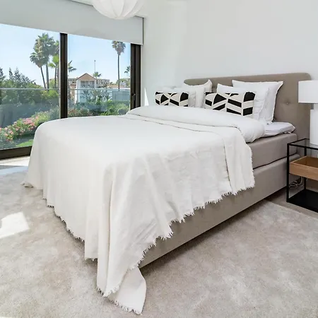 بيت للعطل Luxury Townhouse Golden With Garden Views & Garage