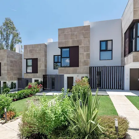 Luxury Townhouse Golden With Garden Views & Garage Dom wakacyjny