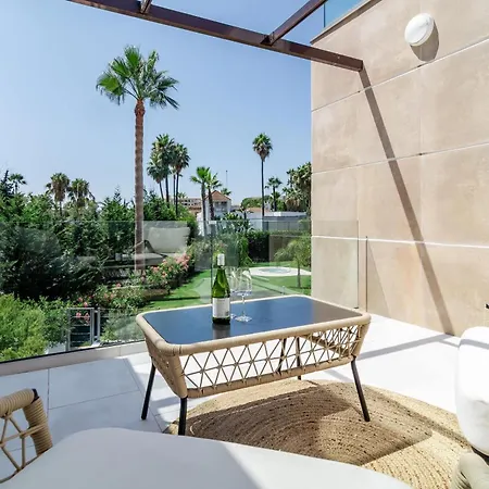 Luxury Townhouse Golden With Garden Views & Garage Dom wakacyjny Marbella